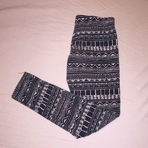 Full tilt girls black and white leggings.